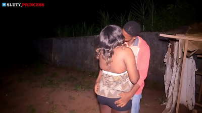 የጎዳና ላይ የፍቅር እና ትኩስ ወሲብ ከክለብ ሴት ልጅ ጋር